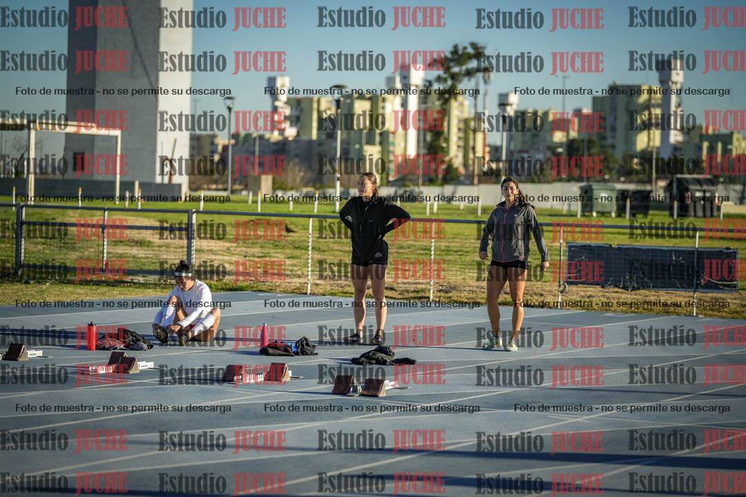 Fotos de los 100 m con vallas de mujeres - heptatlón 1