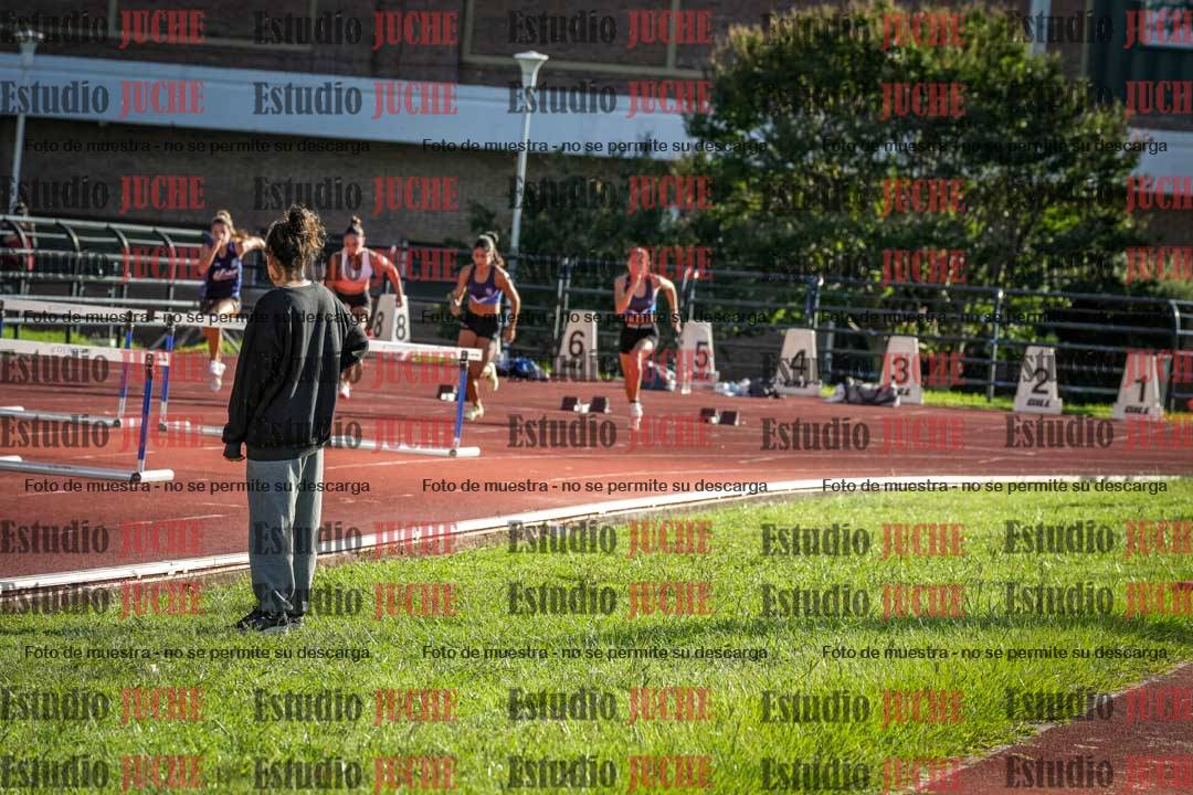 Fotos de los 100 m con vallas de mujeres - heptatlón 1