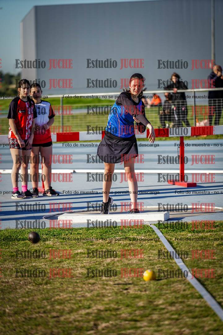 Fotos del lanzamiento de bala de mujeres y varones - U12