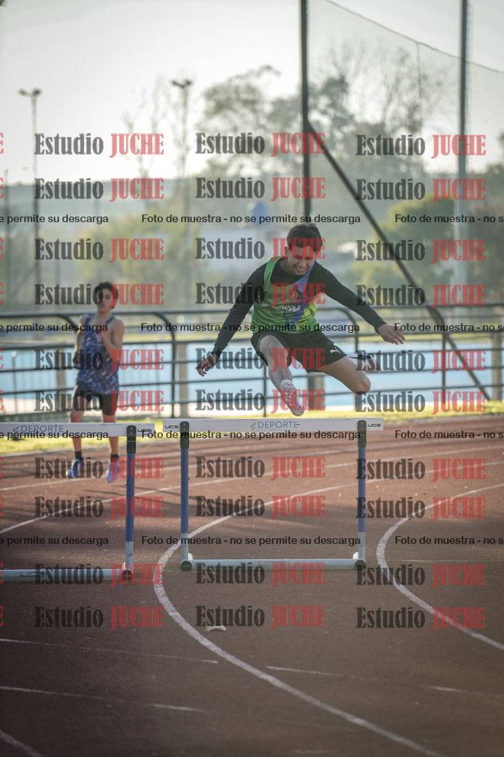 Fotos de los 295 m con vallas de varones