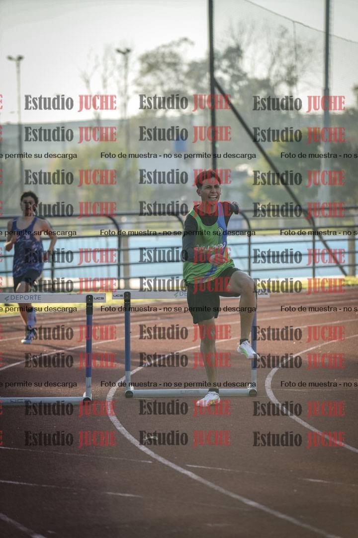 Fotos de los 295 m con vallas de varones