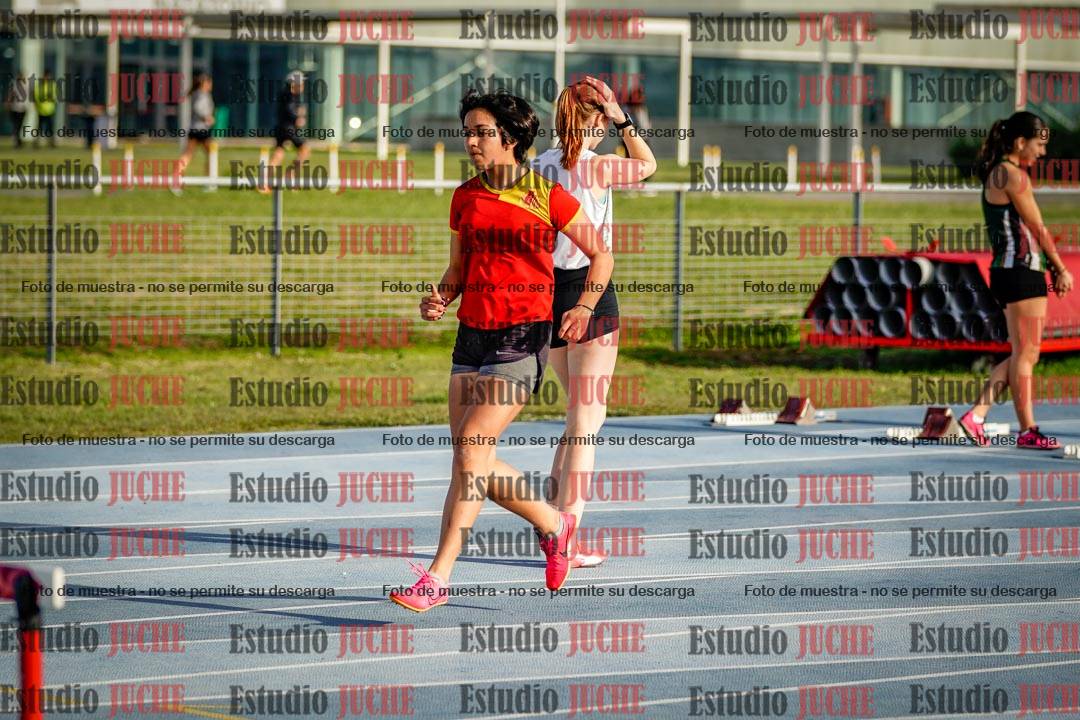 Fotos de los 100 m con vallas de mujeres - heptatlón 1