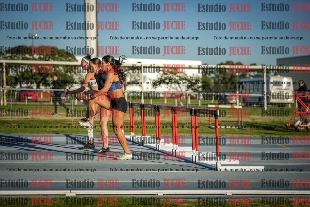 Fotos de los 100 m con vallas de mujeres - heptatlón 1