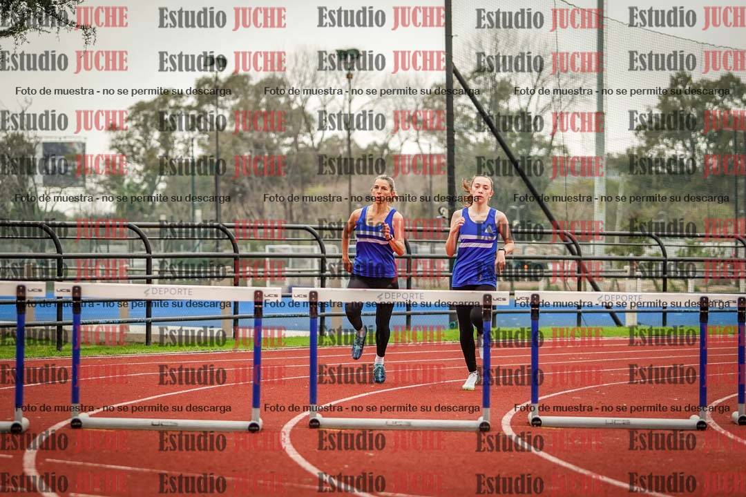 Fotos de los 295 m con vallas de mujeres - U16