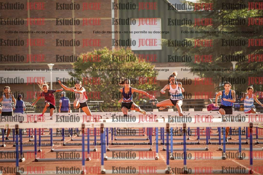 Fotos de los 80 m con vallas de mujeres - U16