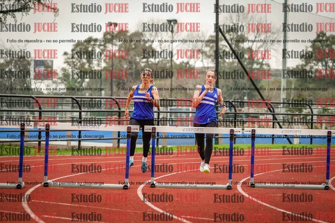 Fotos de los 295 m con vallas de mujeres - U16