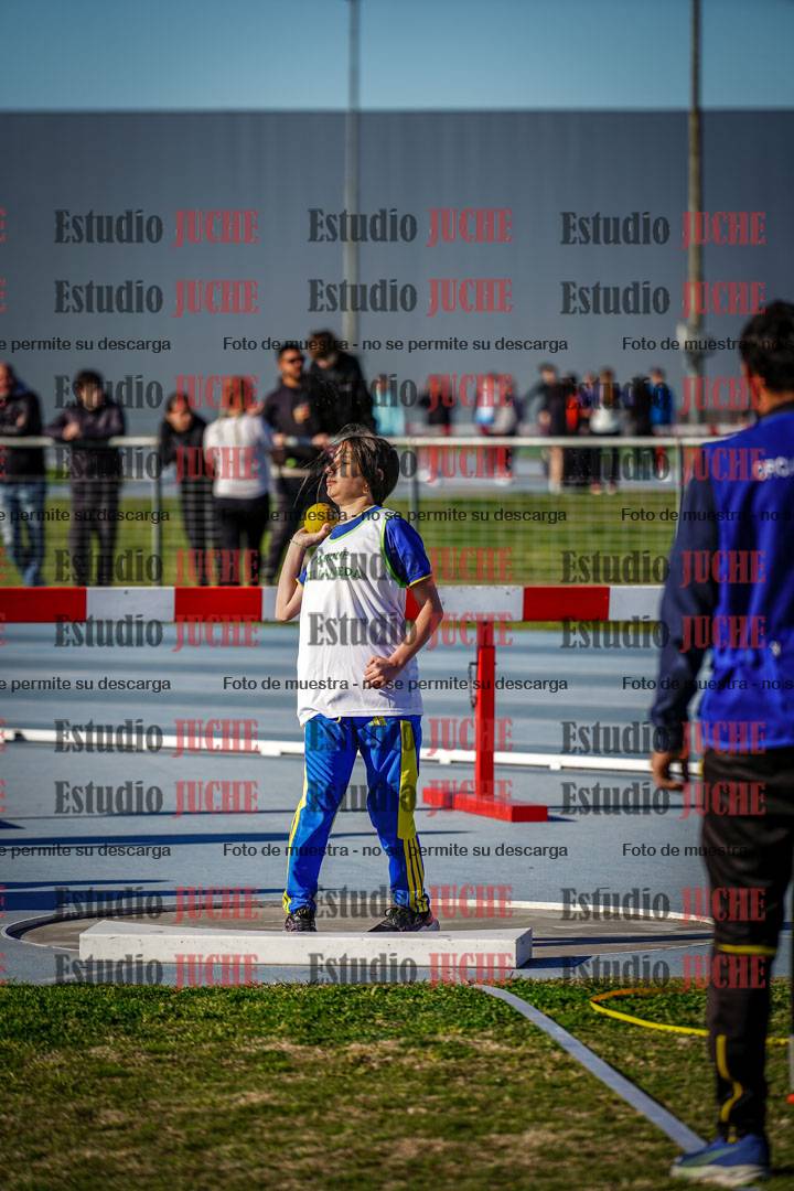 Fotos del lanzamiento de bala de mujeres y varones - U12