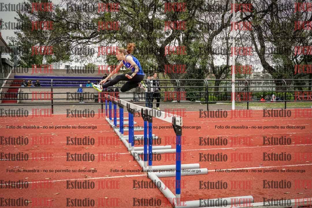 Fotos de los 295 m con vallas de mujeres - U16