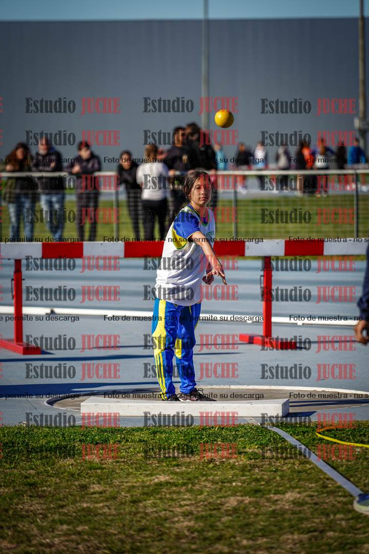 Fotos del lanzamiento de bala de mujeres y varones - U12