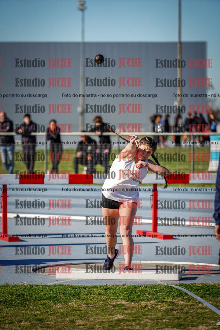 Fotos del lanzamiento de bala de mujeres y varones - U12