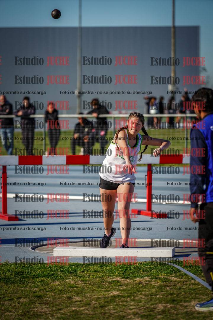 Fotos del lanzamiento de bala de mujeres y varones - U12