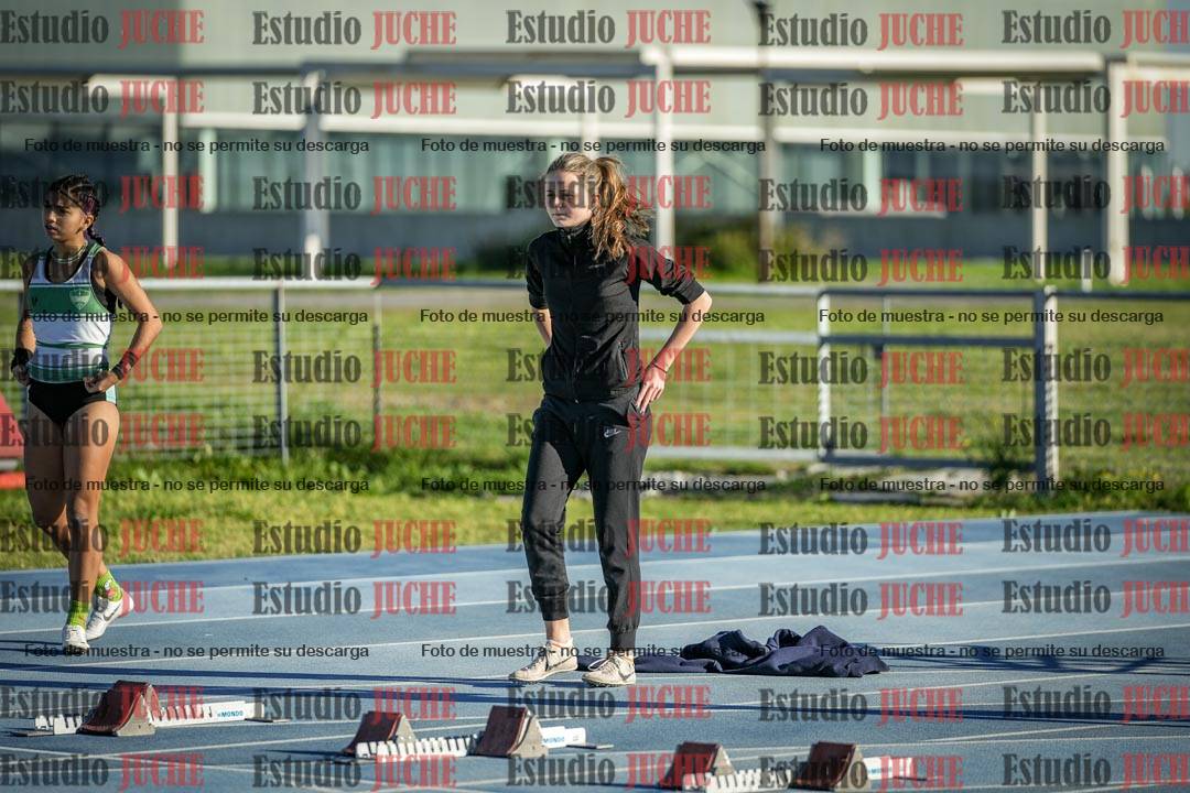 Fotos de los 100 m con vallas de mujeres - U17