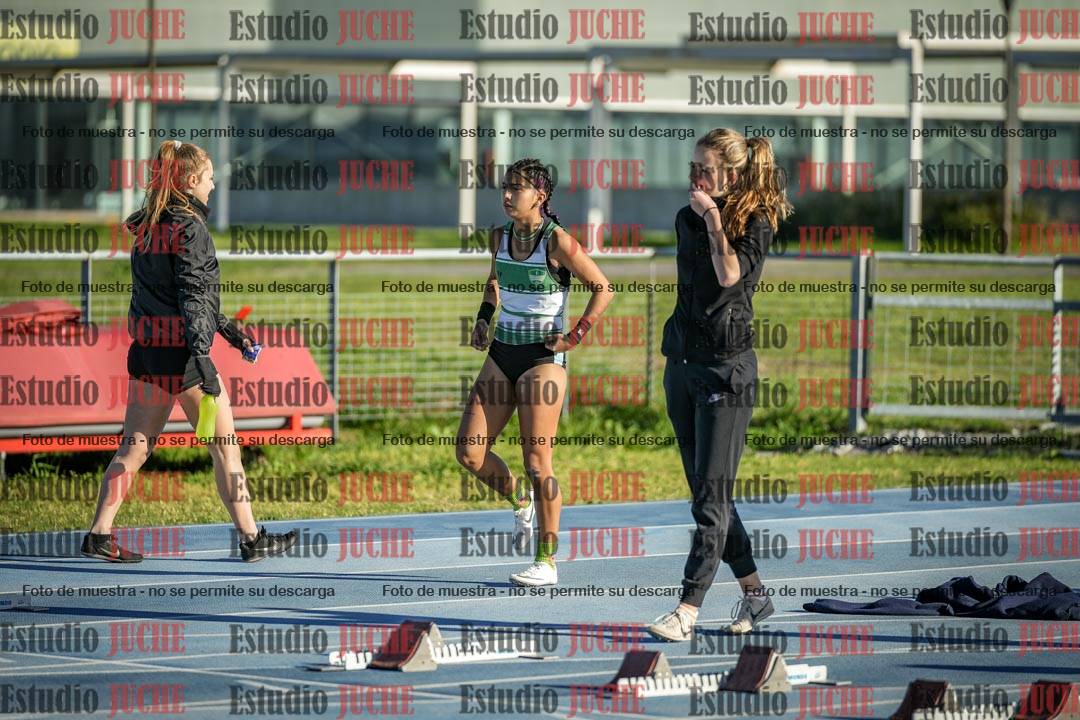 Fotos de los 100 m con vallas de mujeres - U17