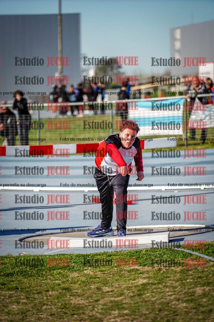Fotos del lanzamiento de bala de mujeres y varones - U12