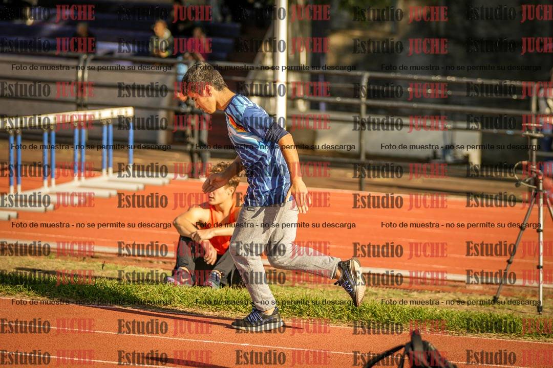 Fotos del salto en largo de varones