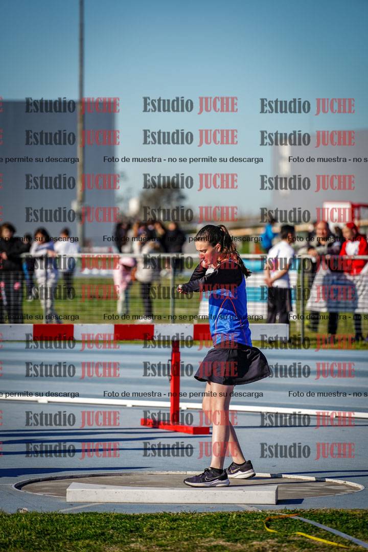 Fotos del lanzamiento de bala de mujeres y varones - U12