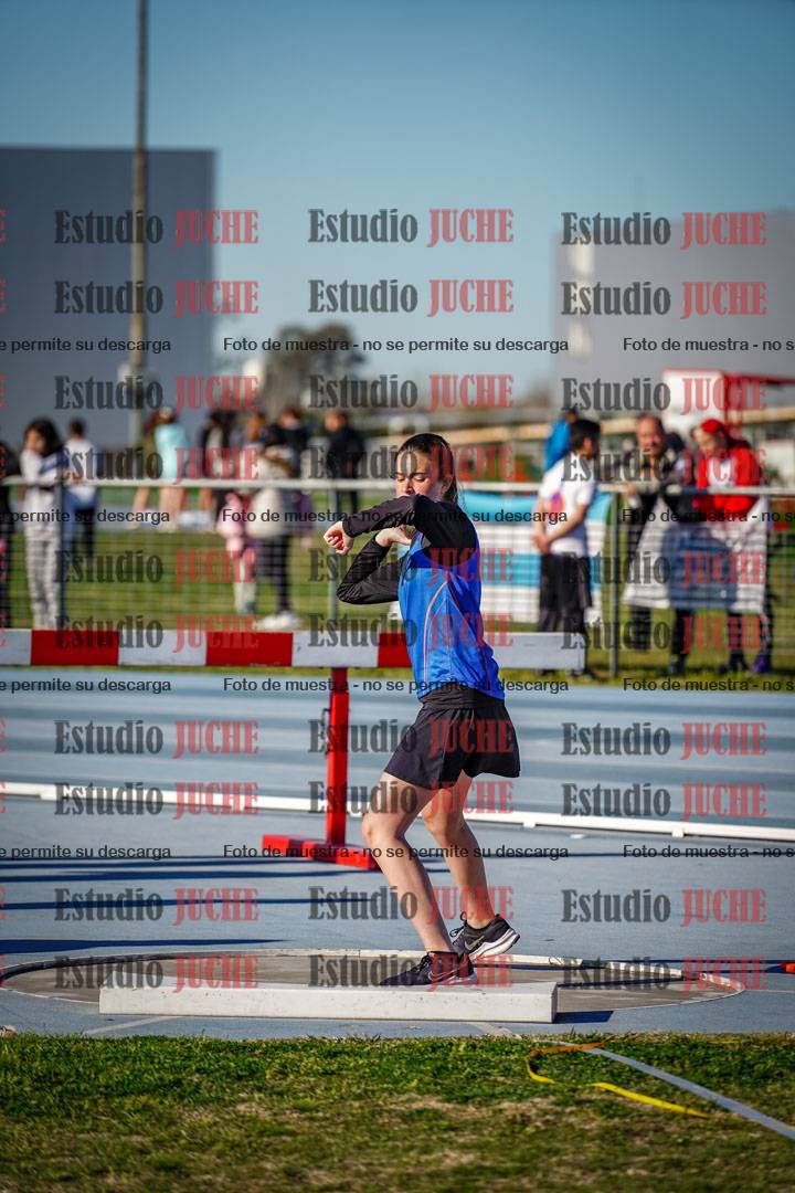 Fotos del lanzamiento de bala de mujeres y varones - U12