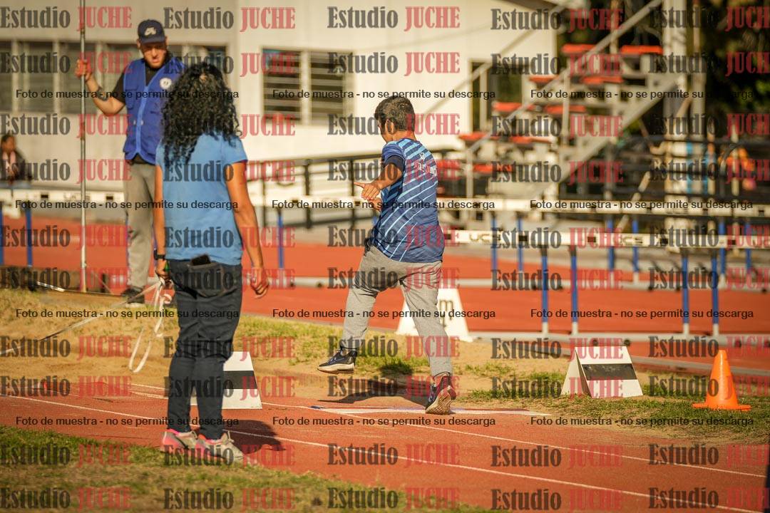 Fotos del salto en largo de varones