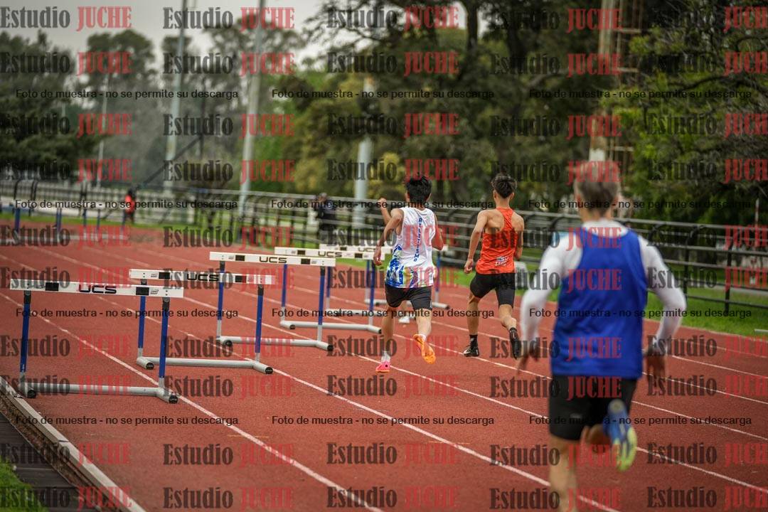 Fotos de los 295 m con vallas de varones - U16