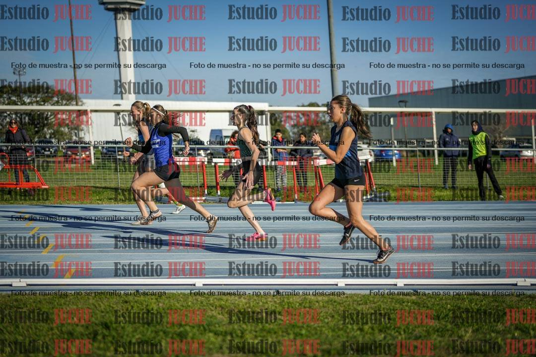Fotos de los 100 m con vallas de mujeres - U17