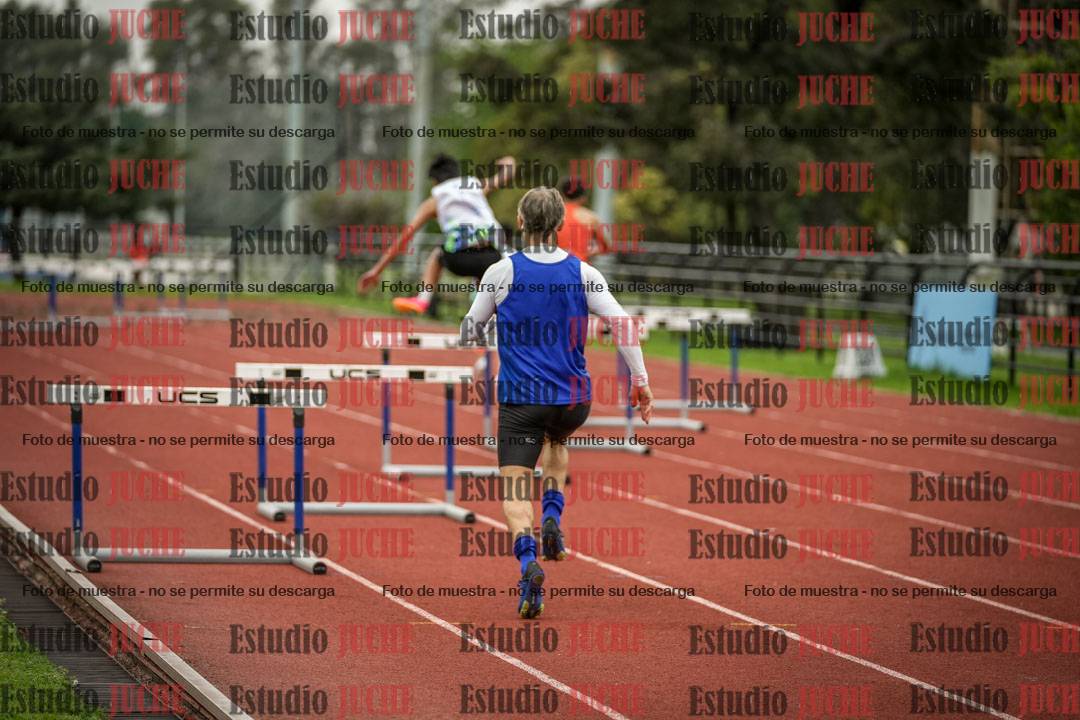 Fotos de los 295 m con vallas de varones - U16