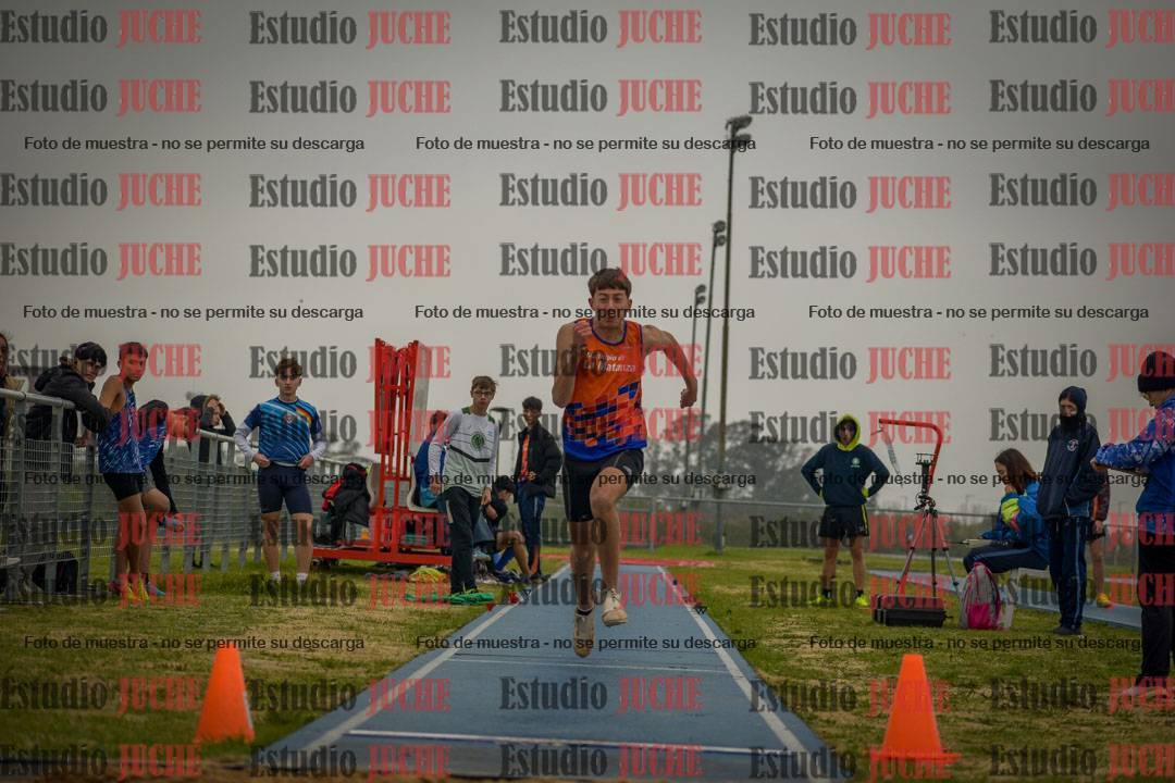 Fotos del salto en largo de varones - U18