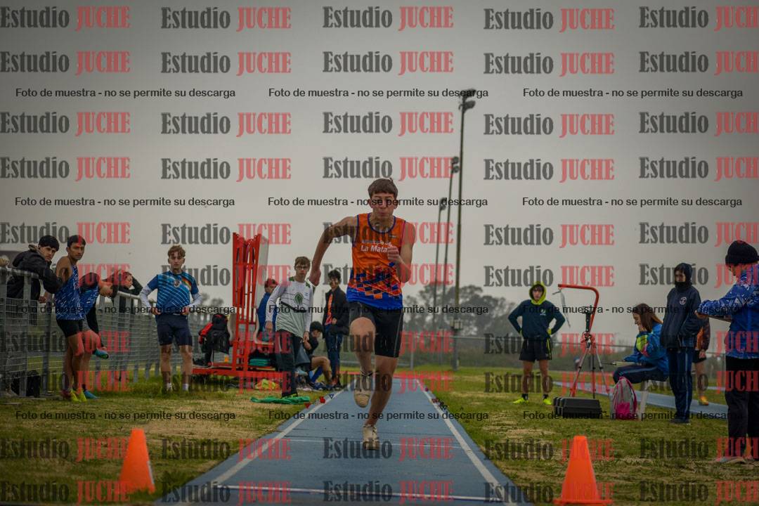 Fotos del salto en largo de varones - U18