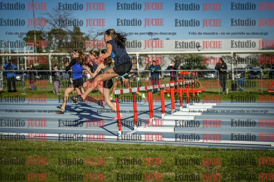 Fotos de los 100 m con vallas de mujeres - U17