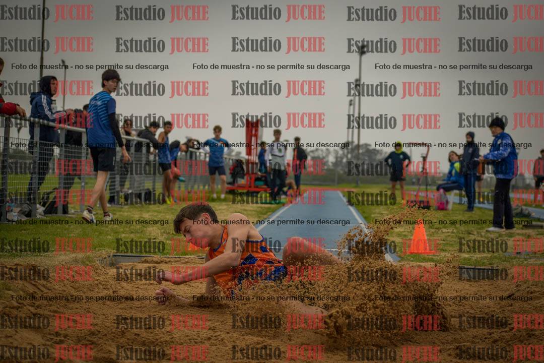 Fotos del salto en largo de varones - U18