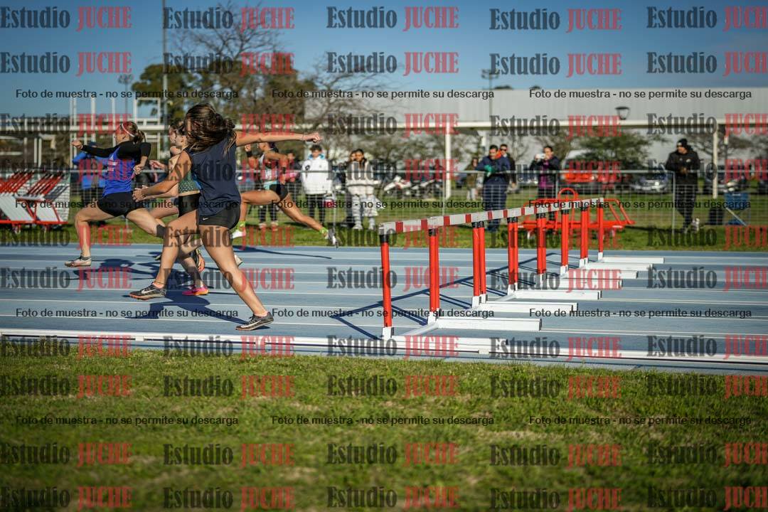 Fotos de los 100 m con vallas de mujeres - U17