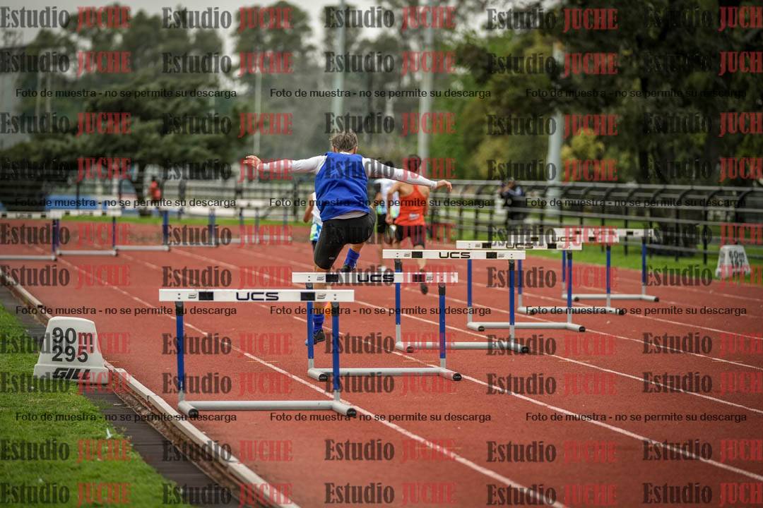Fotos de los 295 m con vallas de varones - U16