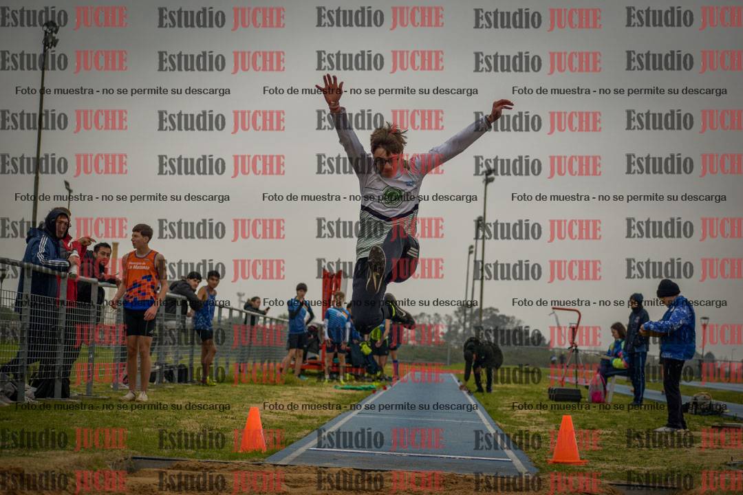 Fotos del salto en largo de varones - U18