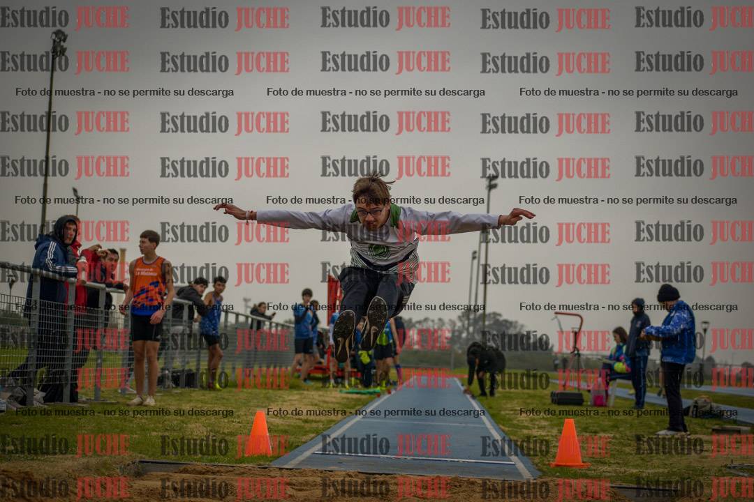 Fotos del salto en largo de varones - U18