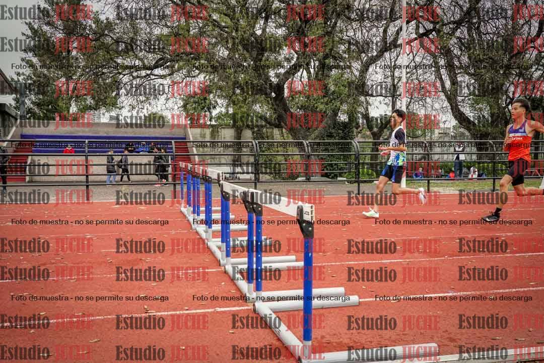 Fotos de los 295 m con vallas de varones - U16
