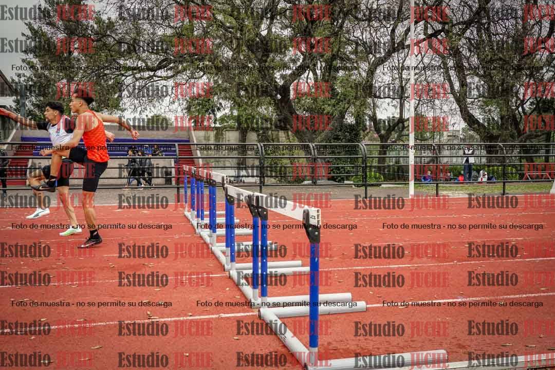 Fotos de los 295 m con vallas de varones - U16