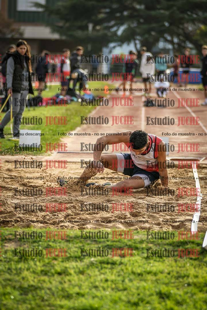 Fotos del salto en largo de varones - incluye U16