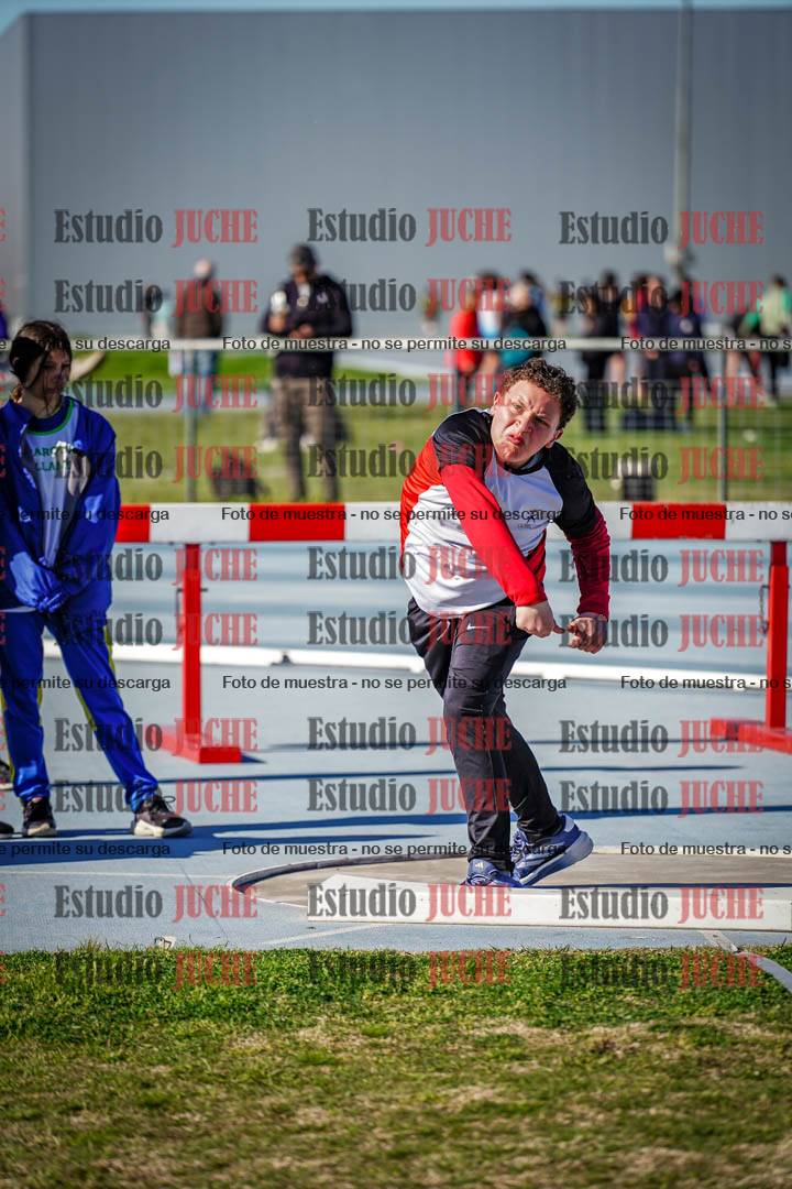 Fotos del lanzamiento de bala de mujeres y varones - U12
