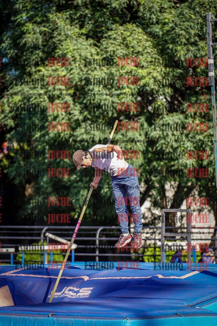 Fotos del salto con garrocha de mujeres y varones