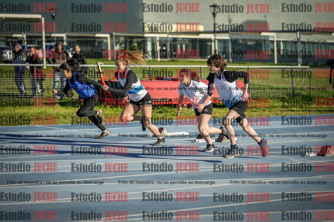 Fotos de los 100 m con vallas de mujeres - U17