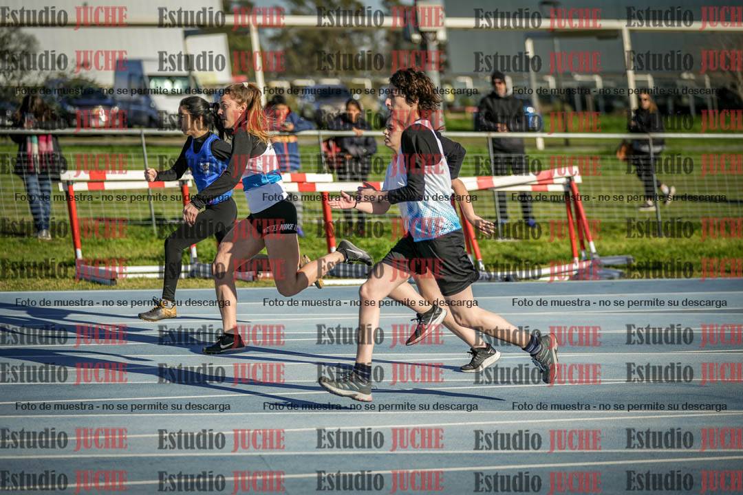 Fotos de los 100 m con vallas de mujeres - U17
