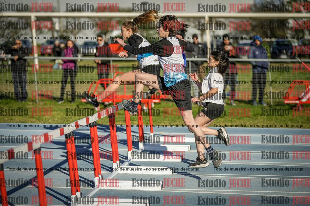 Fotos de los 100 m con vallas de mujeres - U17