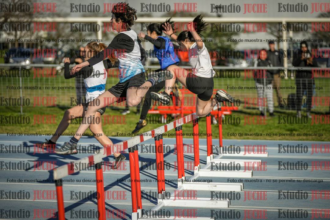 Fotos de los 100 m con vallas de mujeres - U17