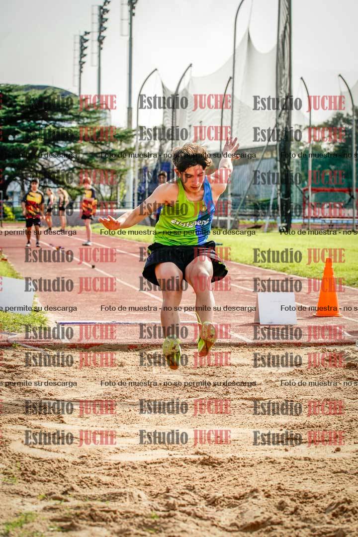 Fotos del salto en largo de varones