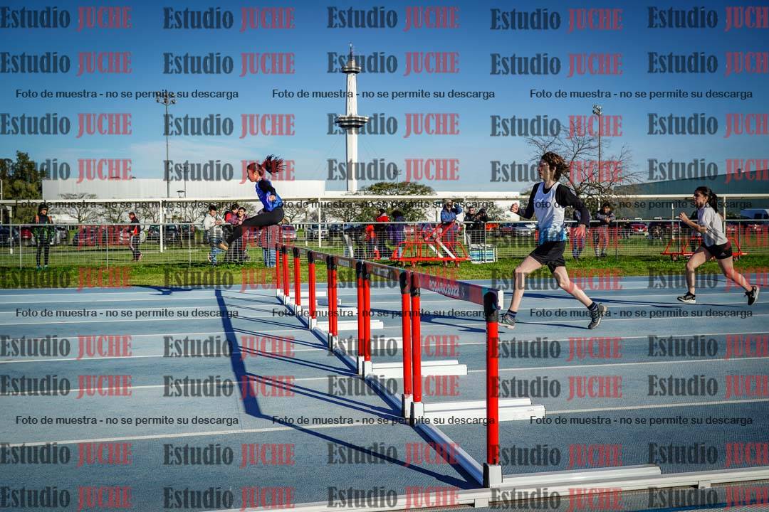 Fotos de los 100 m con vallas de mujeres - U17