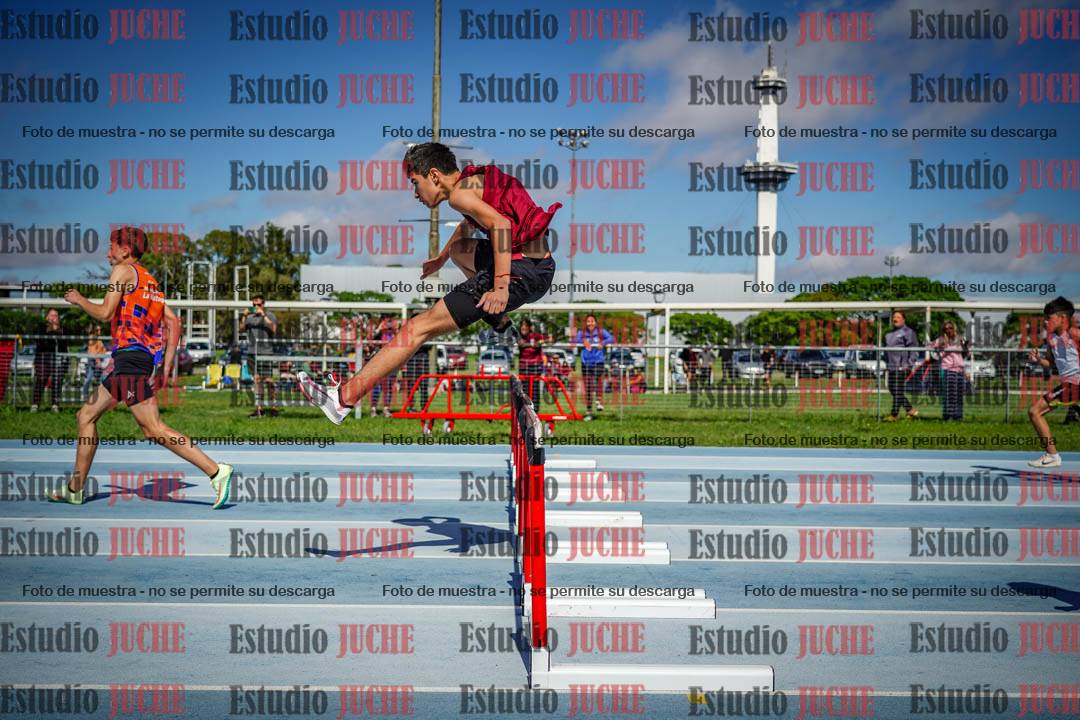 Fotos de los 80 m con vallas de varones