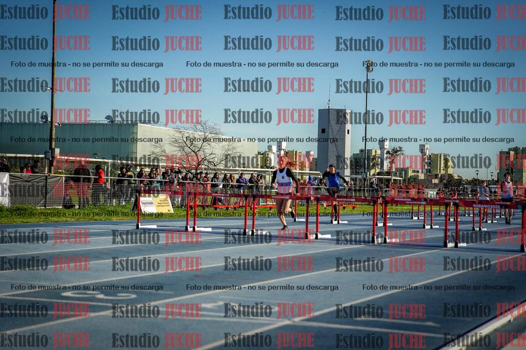 Fotos de los 100 m con vallas de mujeres - U17