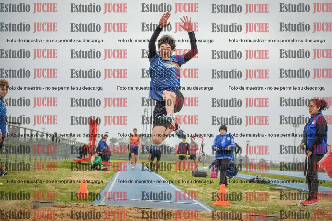 Fotos del salto en largo de varones - U18
