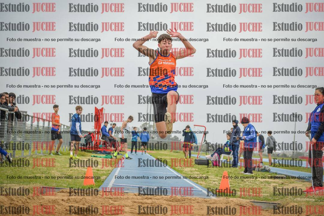 Fotos del salto en largo de varones - U18