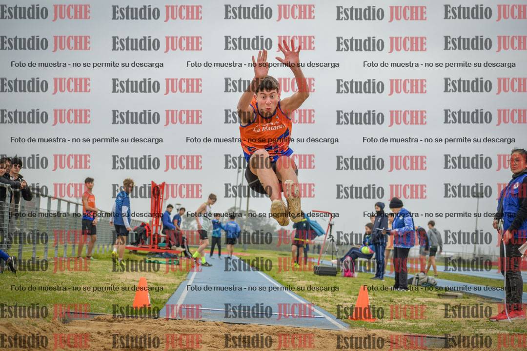 Fotos del salto en largo de varones - U18