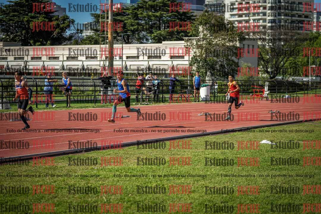 Fotos de los 295 m con vallas de varones